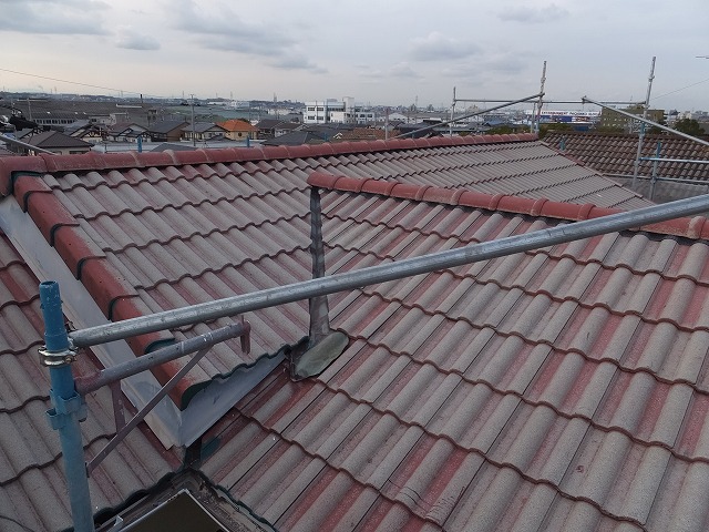 大垣市でモニエル瓦の棟を取り直し、漆喰を撤去してハイロールを使った乾式工法で補修